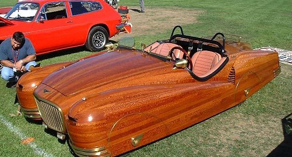 السيارة الخشبيّة