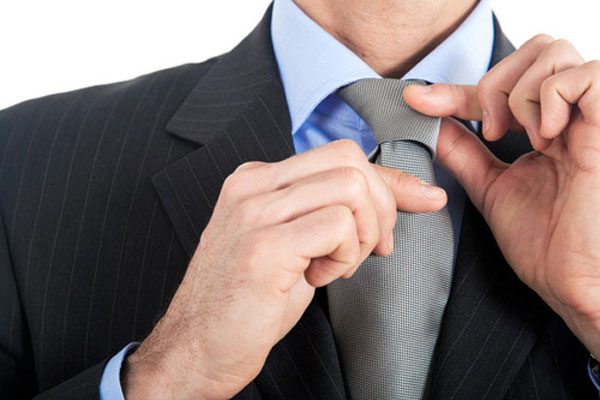 كيف تعقد ربطة العنق بطريقة صحيحة؟